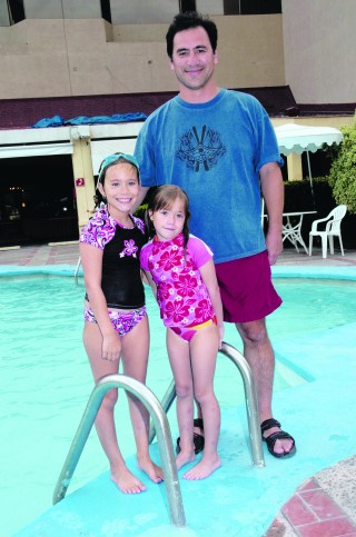 Francisco Soto Revueltas con sus hijas Hannah y Leah Soto Shea.