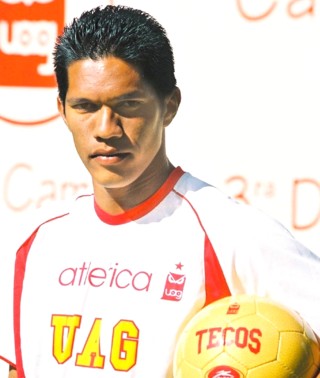 El jugador de los Tecos de la Universidad Autónoma de Guadalajara Mirsha Serrano, fallece en un accidente automovilístico en Lázaro Cárdenas Michoacán a los 28 Años de edad. (El Universal)
