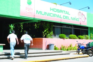 En el Hospital Municipal del Niño, se atiende a menores que presentan enfermedades respiratorias como resultado de los cambios de la temperatura.