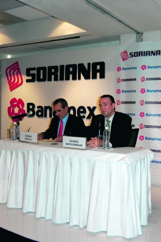 Ricardo Zorrilla (izquierda), director de Banamex y Ricardo Martín, director de Soriana, signaron ayer una alianza estratégica. (Fotografía de Jesús Padilla)
