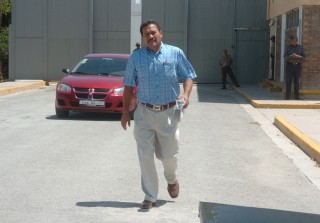 Felipe Medina camina hacia el exterior del Cereso de Torreón.