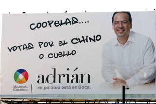 El “coopelas o cuello”, la frase con que Zhenli Ye Gon desató un escándalo, se extendió hasta las campañas en Veracruz, como muestra este espectacular de Adrián Ávila, candidato del PRI a la alcaldía de Boca del Río, y apodado “El Chino”. (El Universal)