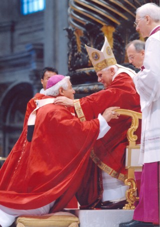 El cura Rafael Romo recibe del Papa Benedicto XVI el palio arzobispal en el Vaticano.