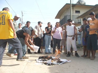 Pobladores de La Ventosa incendiaron toda la papelería electoral, Moisés Trujillo, quien se proclama como agente municipal, dijo que ésa fue la respuesta del pueblo ante la falta de respuestas
del Gobierno. (El Universal)