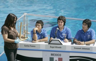 Los estudiantes mexicanos Carlos Franco Ruiz, Ángel Aliseda Alonso y Emanuel Johansen Campos, ganaron ayer el octavo campeonato mundial de la National Geographic Society, derrocando a Estados Unidos. (AP)