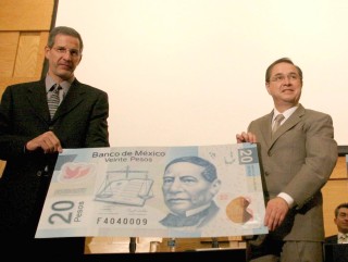 Enrique Guarner y Manuel Galán, funcionarios del Banco de México presentan el nuevo billete de 20 pesos. (El Universal)