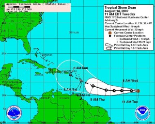 Infografía facilitada hoy, 14 de agosto de 2007, por el Centro Nacional de Huracanes (CNH) con sede en Miami, Florida (EU), de la posible trayectoria de la recién formada tormenta tropical 'Dean'. 