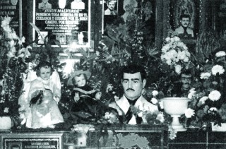 En una capilla de Culiacán es venerado Jesús Malverde, especialmente por narcotraficantes; se le atribuyen cientos de milagros, aunque la Iglesia no los reconoce.