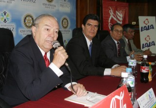 Los miembros del comité organizador del Primer Foro Internacional PRO- PAZ, estuvieron acompañados por el alcalde José Ángel Pérez, durante la presentación del evento.