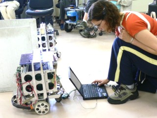 La duranguense Marina Vela, programando el robot y preparándose para una demostración en la Universidad de Tsukuba, Japón.