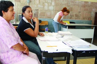 La misma Ley General de Educación contempla la obligación de las  asociaciones de padres de familia de presentar proyectos de trabajo previos al cobro de cuotas voluntarias, pero difícilmente se hace.