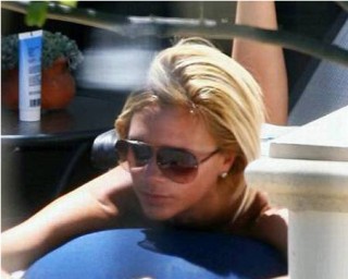 Captan semi desnuda a Victoria Beckham