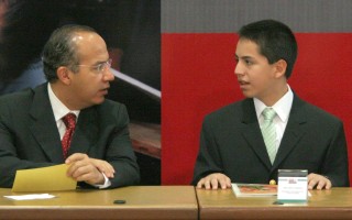  El Presidente Felipe Calderón y el niño Andréu Almazán, durante la entrega de resultados de la prueba Enlace 2007. (EL UNIVERSAL) 
