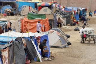 En la población de San Andrés, Perú, una de las zonas afectadas por el terremoto de la semana
pasada fue instalado un refugio provisional de damnificados. (EFE)