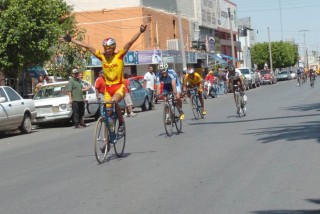 Héctor Hugo Rangel, del equipo Tecos Trek de Guadalajara, fue captado al momento de ganar la segunda etapa de la 57 Vuelta Ciclista a La Laguna
“Gran Carrera del Centenario’’. (Fotografía de Jesús
Hernández)