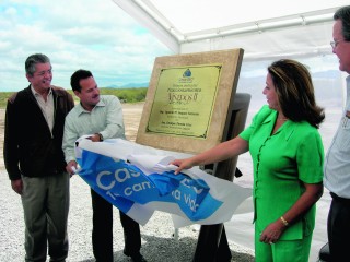 Con la develación de una placa, dieron inicio los trabajos de construcción de lo que será el fraccionamiento Viñedos II, para ello, se contó con la presencia del alcalde, el director general de Casas Geo y de la delegada del Infonavit en Coahuila. 