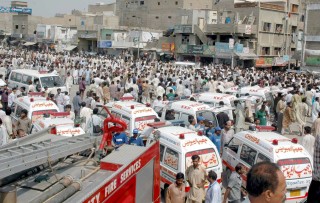 Decenas de ambulancias llegaron tras el desplome de parte de un puente en la ciudad de Karachi, Pakistán, para atender a los heridos de la tragedia. El puente había sido inaugurado hacía menos de un mes. (Fotografías de EFE)