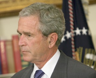 Con las renuncias de varios miembros de su Gabinete, el presidente de EU, George W. Bush, parece aislado cuando aún le faltan 16 meses de Gobierno. (Archivo)