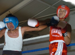 Con todo se disputó el triunfo durante el pasado fin de semana en el gimnasio de la Deportiva Compresora, al ponerse en marcha el Torneo de Box de Aficionados de Nuevos Valores de La Laguna. (Fotografía de Jesús Galindo)