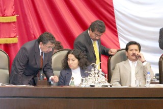 En la imagen la presidenta de la Mesa Directiva de la Cámara de Diputados, Ruth Zavaleta, escucha al diputado Luis Sánchez, durante la sesión de ayer. (El Universal)
