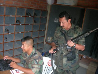 Los soldados del 33 Batallón de Infantería revisaron las armas de todos los agentes que laboran en la Policía Ministerial, en la Policía Preventiva del Estado y en la Dirección de Seguridad Pública Municipal.
