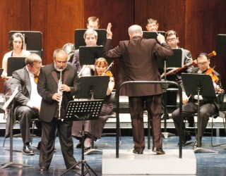 El solista Luis Humberto Ramos se llevó el aplauso del público en el concierto de la Camerata de Coahuila, dirigido por Tatul Yeghiazaryan. (Fotografía de Érick Sotomayor)
