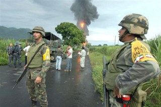 El ejército mexicano custodia las instalaciones de Pemex en Veracruz después del atentado registrado. (AP)