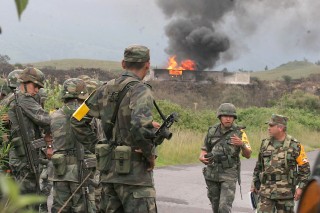 Elementos del Ejército acordonan la zona donde explotaron gasoductos de Pemex de 30 pulgadas, debido a un presunto atentado. (Fotografías de El Universal)