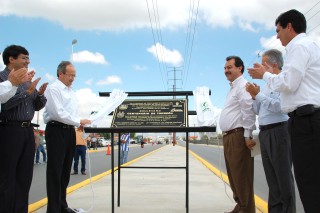 Momento en el que fue develada la placa conmemorativa a la imposición del nombre Centenario de Torreón a un importante bulevar de Saltillo.