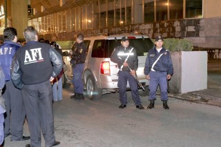 Elementos de la AFI resguardan el lugar donde un mando operativo de la corporación fue asesinado el miércoles, en el cruce de Periférico y Las Palmas en la colonia Lomas de Chapultepec. (El Universal)