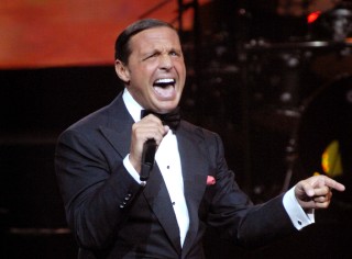 Luis Miguel apareció vestido con esmoquin al momento en que se escuchó la algarabía de la gente,  que lo ovacionó al verlo. (AP)