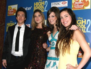 Los participantes del reality High School Musical. La Selección y los conductores de la emisión, Roger y María Inés, provocaron gran alboroto.