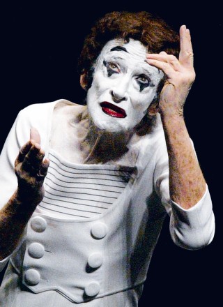 Vestido con un traje blanco de marino y un sombrero alto con la rosa, Marcel Marceau llevó a Bip a los lugares más recónditos del planeta.