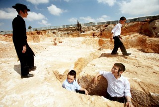 Niños juegan en la cantera de donde se sacaron los bloques de roca para la construcción del segundo Templo de Jerusalén. (EFE)