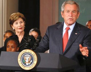 George Bush a lado de la primera dama Laura Bush, durante una conferencia de prensa. Hoy se publicó los textos de un acta secreta del encuentro  donde Bush adelantó a Aznar, el ex presidente español, sus planes para iniciar la ofensiva militar en Irak. (AP)