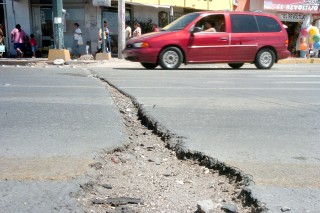 Según la Junta de Mejoras Materiales, un 60 por ciento del pavimento de Torreón está “gravemente dañado”. En la imagen, una zanja obliga a un automovilista a disminuir su velocidad en bulevar Diagonal Reforma, a la altura de la calzada Abastos. (Fotografía de Sergio Reyes)
