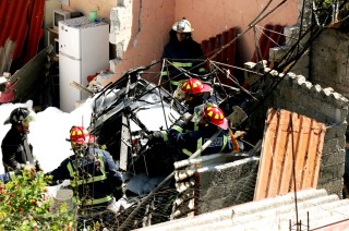 Una avioneta Cessna,  matrícula XB-MAF,  se desplomó en la colonia Los Olivos,  en el municipio de Atizapán de Zaragoza,  Estado de México,  dejando tres personas lesionadas. (El Universal)