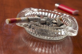 Revelan que fumar provoca acné en las mujeres