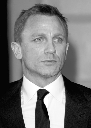 Planean desnudo frontal de James Bond