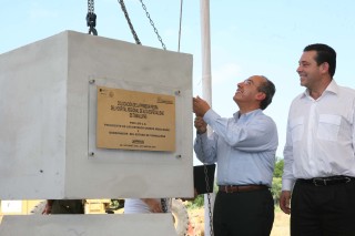 El presidente Felipe Calderón acompañado de Eugenio Hernández, gobernador de Tamaulipas, durante la colocación de la primera piedra del Hospital Regional de Alta Especialidad de Tamaulipas. (Notimex)