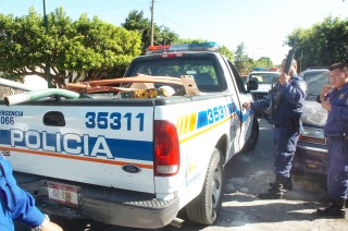 Policías de Torreón cargaron el viernes una patrulla con el material que supuestamente tres empleados del Departamento de Alumbrado Público habían robado. (Fotografía de Francisco Meléndez)