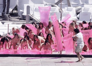 Spencer Tunick realizó una de sus famosas ‘instalaciones’, ahora en Miami Beach. (EFE)