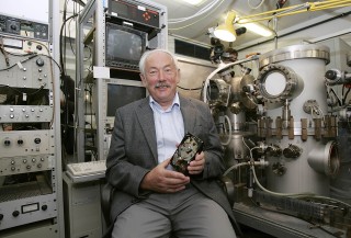 El francés Albert Fert (izquierda) y el alemán Peter Grünberg fueron distinguidos en reconocimiento a su hallazgo de la magneto- resistencia gigante que es utilizada para leer información de discos duros de computadora y que ha llevado a miniaturizar los discos duros en los últimos años. (Fotografías de AP)