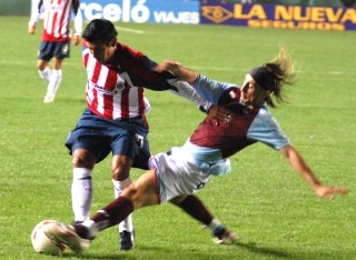 Un empate se trajeron las Chivas en un encuentro bastante cerrado ante Arsenal de Argentina, en el partido de ida por los octavos de final. (Jam Media)
