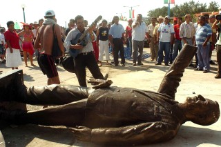 Al menos 80 manifestantes derribaron la mañana de este sábado la estatua del ex presidente Vicente Fox Quesada, la cual había sido instalada durante la madrugada en el malecón del municipio de Boca del Río y se esperaba fuera inaugurada hoy domingo. (Fotografías de AP y Notimex) 