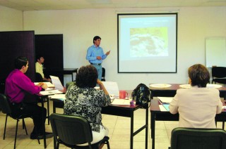 Durante tres días consecutivos, estudiantes de la UJED presentaron sus ideas de negocios dentro del Segundo Concurso Estatal de Fomento a Emprendedores 2007. (Fotografía de Jesús Hernández)
