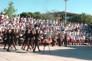 Como parte de los festejos del XXV aniversario del CBTIS 156, se incineró la antigua bandera por un grupo de militares de la XI Región Militar, frente a cientos a decenas de alumnos.  