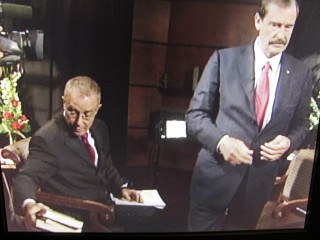 El ex presidente Vicente Fox interrumpe la entrevista con el periodista Rubén Luengas del programa de televisión En Contexto, luego de ser cuestionado sobre los escándalos que enfrenta el ex mandatario.
(El Universal)