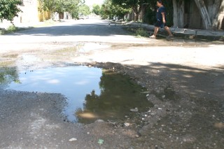 Cerca de 40 litros de agua potable por segundo son los que se desperdician a diario en Ciudad Lerdo a causa de las fugas. 