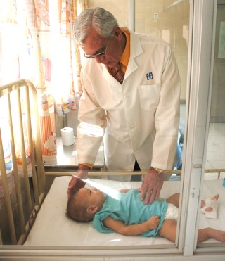Hoy se celebra el Día del Médico; el cirujano Apolo Flores Jáuregui tiene 32 años trabajando en el Hospital Infantil.
